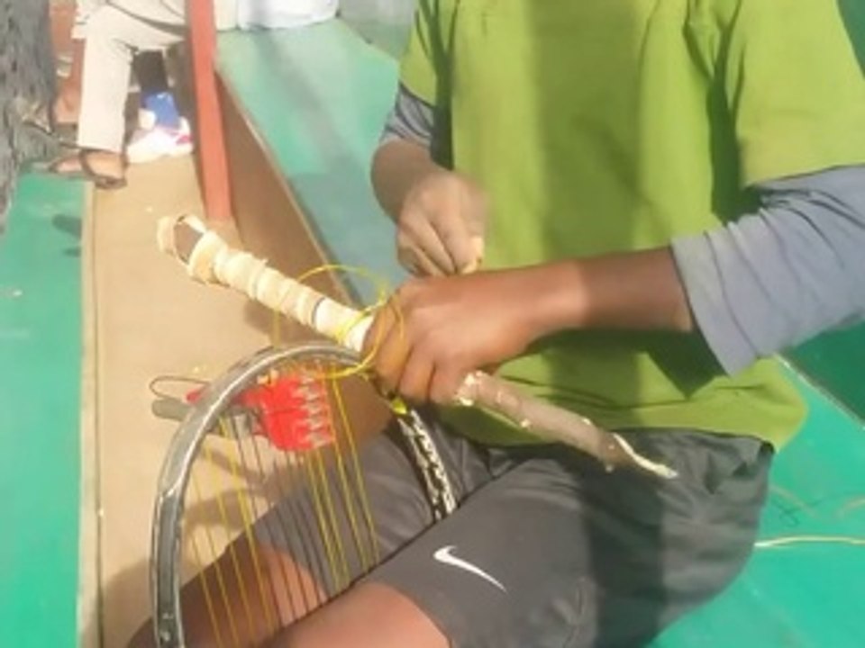 Tennis - Christian Okota sait corder sa raquette sans machine