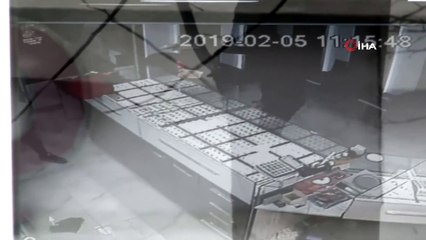 Kuyumcu soygunculara 'cam sil' ile direndi... O anlar kameraya böyle yansıdı