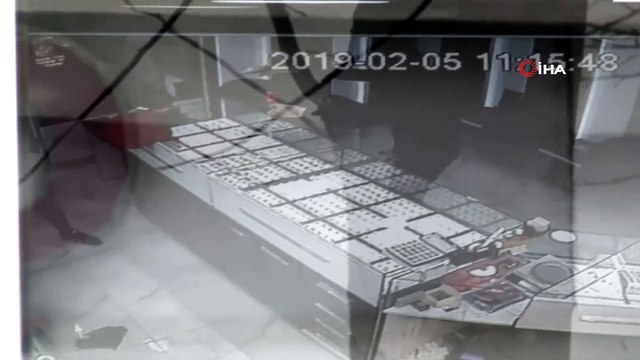 Kuyumcu soygunculara 'cam sil' ile direndi... O anlar kameraya böyle yansıdı