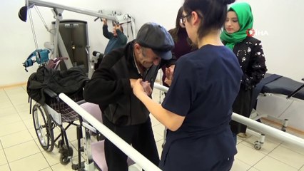 Psikolojik travma nedeniyle 23 yıldır yürüyemeyen yaşlı adam ilk adımlarını attı