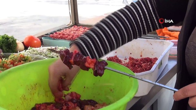 Beş çocuklu Suriye'li kadın ailesini geçindirmek için sokakta tezgah kurup kebap yapıyor