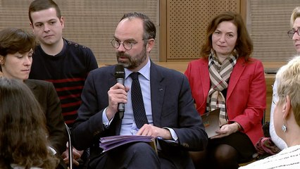 Le Grand débat avec des associations de l'Oise