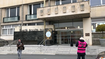 Appel à la grève : 150 manifestants devant la mairie