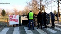 Les manifestants présents devant la présidence de l'Université Grenoble Alpes