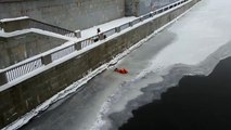 Un canard pris au piège dans la glace et sauvé de justesse