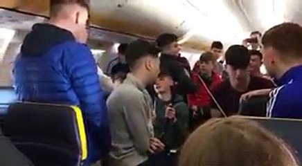 Des étudiants improvisent un concert dans un vol Ryanair