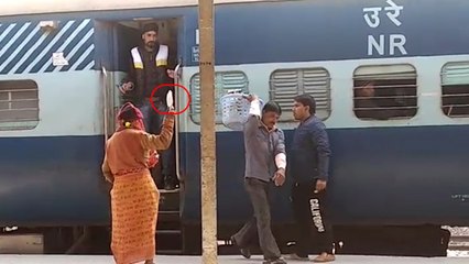 रेलवे स्टेशन पर हॉरर सीन, ट्रेन रुकते ही यात्रियों को औरत दिखाने लगी हंसिया