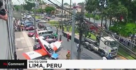 Peru&#39;da Küçük Bir Uçak Aracın Üstüne Acil İniş Yaptı