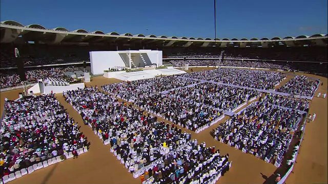Histórica missa do papa nos Emirados Árabes Unidos