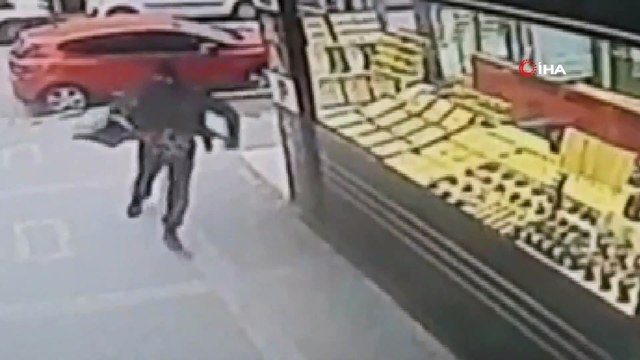 Kuyumcu, temizleme spreyi ile soyguncuyu böyle alt etti