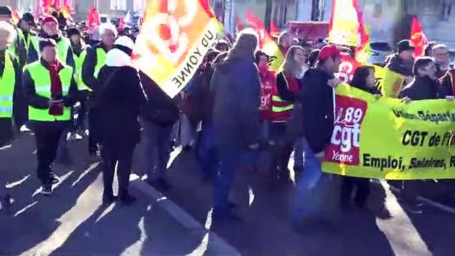 Manifestation et défilé sur le bitume à Auxerre derrière les retraités