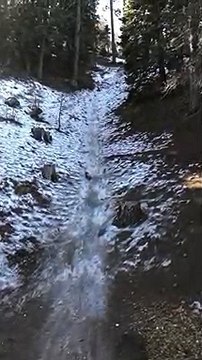 Ce dingue descent en luge sur un chemin de terre gelé... Douloureux