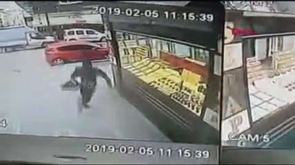 Avcılar'da soygunculara cam temizleme spreyi ile direnen kuyumcu