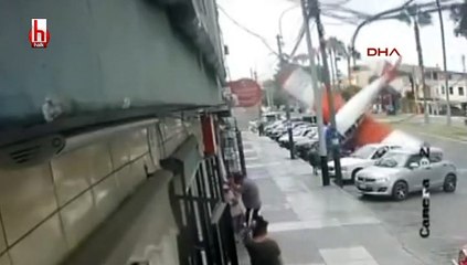 Uçak aracın üzerine böyle düştü