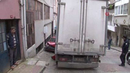 Kağıthane'de Şaftı Kopan Kamyonet, Sokak Üzerindeki 6 Araca ve Bir Binanın Doğalgaz Kutusuna Çarptı.