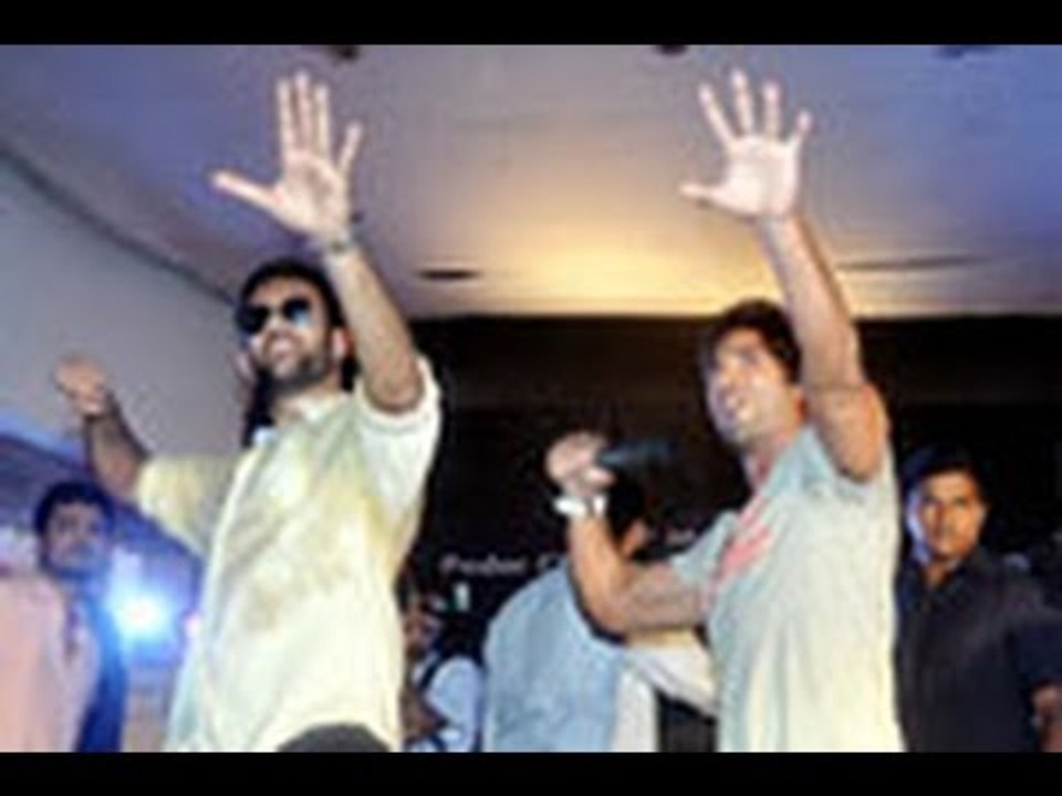 Shahid Kapoor promotes Phata Poster Nikhla Hero at Podar College