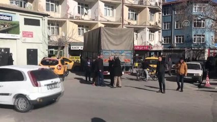 Kontrolden Çıkan Kamyon Taksi Durağına Girdi