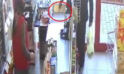 Bıçaklı gasp anı kamerada