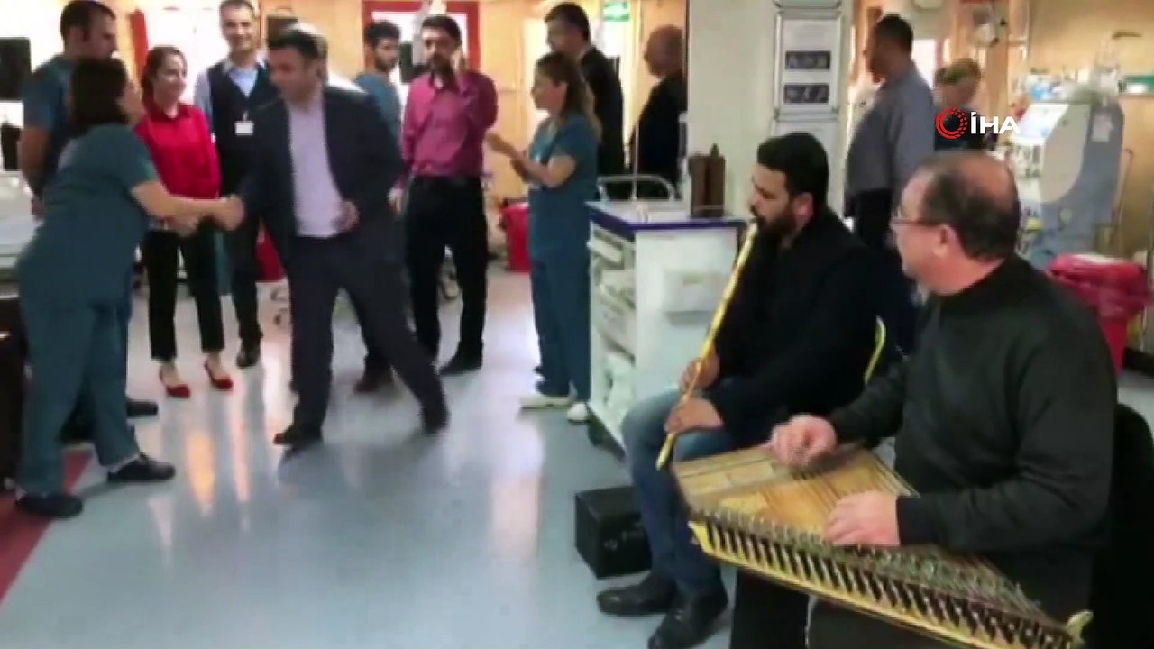 -Yetişkinler müzik, çocukları ise masal kahramanlarının eşliğinde tedavi oluyor- Hastalar canlı müzik eşliğinde tedavi ediliyor