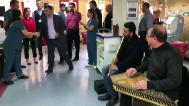 -Yetişkinler müzik, çocukları ise masal kahramanlarının eşliğinde tedavi oluyor- Hastalar canlı müzik eşliğinde tedavi ediliyor