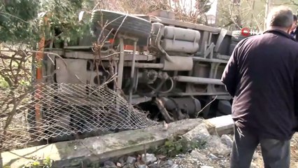 Beylikdüzü’nde Freni Boşalan Hafriyat Kamyonu Bahçe Duvarına Devrildi