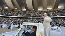 El papa se despide de Abu Dabi con una misa masiva