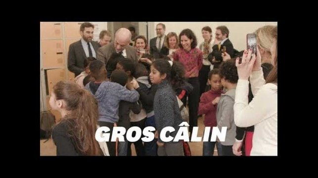 Jean-Michel Blanquer parle d'écrans à des CE2 (et ça se termine en gros câlin)