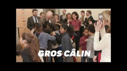 Jean-Michel Blanquer parle d'écrans à des CE2 (et ça se termine en gros câlin)