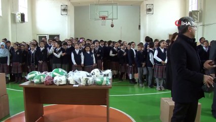 Elazığ'da 10 ilçedeki okullara spor malzemesi desteği