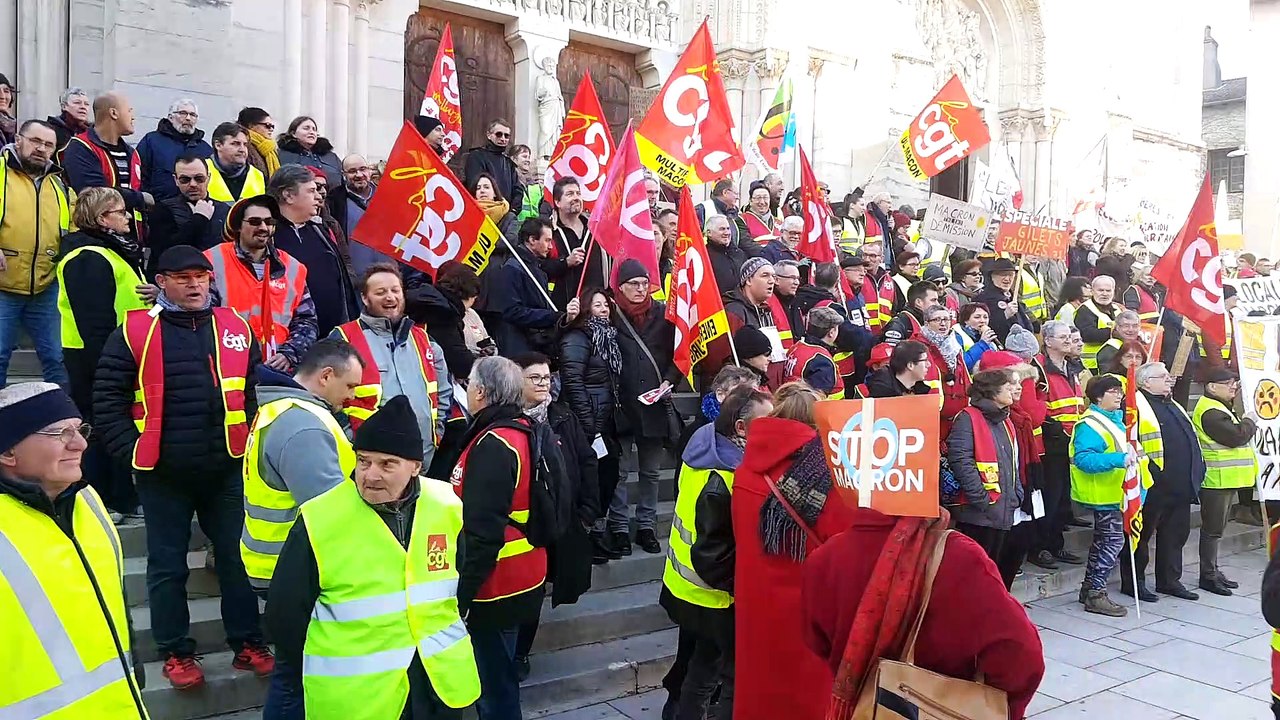 Militants de la CGT et Gilets jaunes manifestent ensemble à Mâcon