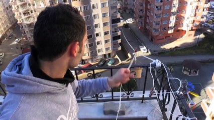 Markete gitmeye üşenince evinin balkonuna 'teleferik' kurdu - RİZE