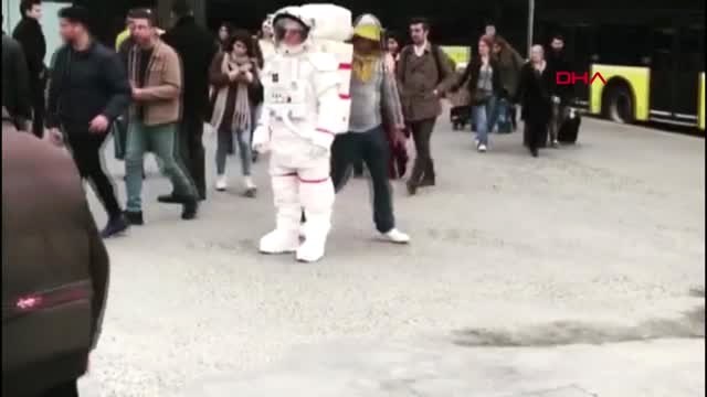 İstanbul- Metrobüs Durağındaki Astronok Yeşilay'ın Reklam Projesi Çıktı