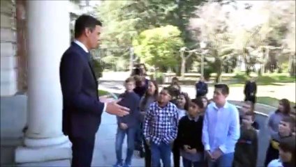 Pedro Sánchez recibe a un grupo de estudiantes de Marcilla