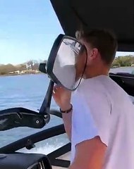 Le délire génial d'un kayakiste sur un lac grâce à deux bateaux