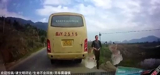 Un chauffeur de bus ne sait pas de quel côté aller pisser