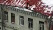 Russie : un homme glisse d'un toit enneigé