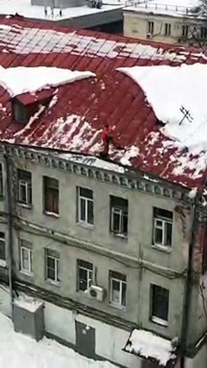 Russie : un homme glisse d'un toit enneigé