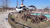 Elazığ'da Çarpışan İki Otomobil Bahçe Duvarına Çıktı