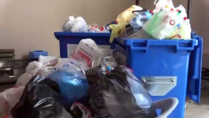 Plastik şişeyi kapan kapalı pazara koştu