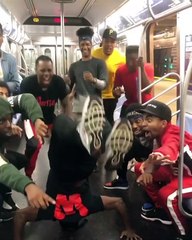 Le W.A.F.F.L.E crew danse dans le métro
