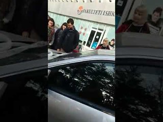 Ora News - Studentët i lidhin makinën luksoze dekanit të Shkencave Sociale