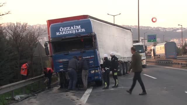 Otomobile Çarpıp Devrilen Tır, Tem'i Trafiğe Kapattı