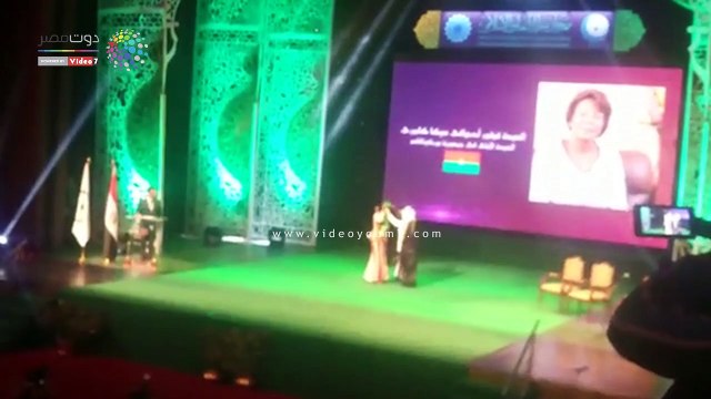 وزيرة الثقافة تكرم عددا من الشخصيات بينهم زوجة رئيس بوركينا فاسو