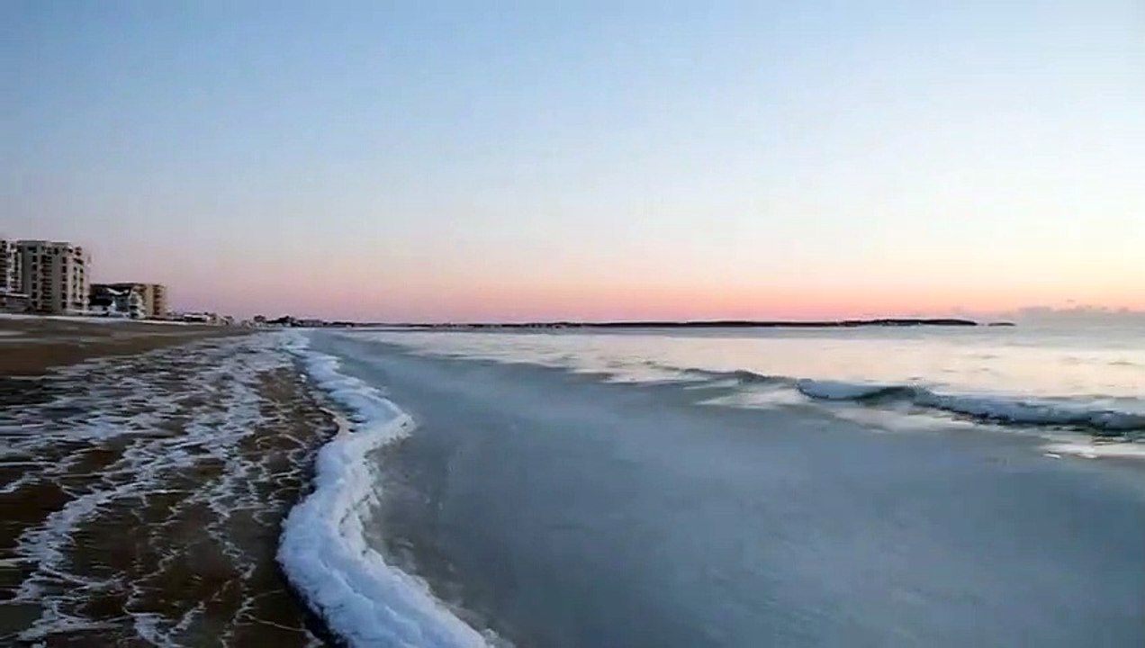 Vagues congelées à la plage ! La mer a gelé sur le bord de la plage sous le grand froid