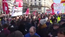 محتجو السترات الصفراء في فرنسا ينضمون إلى مسيرة نقابية
