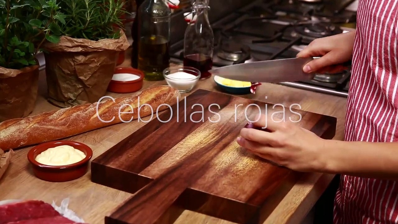 Sandwich De Carne Con Mermelada De Cebolla