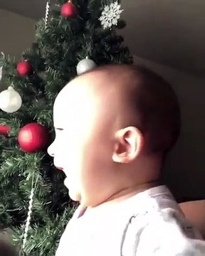 Essayez de ne pas rire... face à ce bébé hilare !