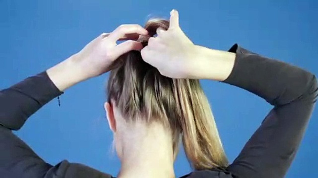 Frisurentrends Beauty-Tutorial: Breiter Dutt alias der Fächerzopf