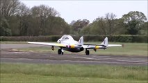 Ce jet surpuissant arrache la piste au décollage - Avion Vampire T11