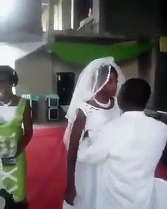 Quand la mariée refuse d'embrasser le marié en pleine cérémonie... Grosse honte